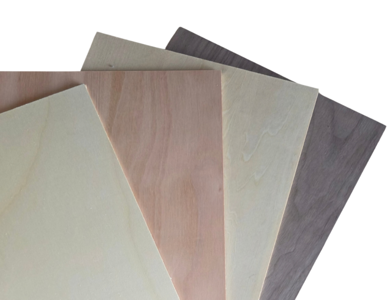 Fächerförmig angeordnete Holzplatten mit unterschiedlichen Farbtönen und Maserungen für HexaKat Kratzmöbel.