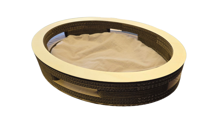 Ovales HexaKat Katzenbett Lounge aus Wellpappe mit Holzrand und Kissen